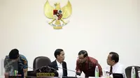 Presiden Jokowi (kedua kiri) berbincang dengan Seskab Pramono Anung sebelum rapat terbatas di Kantor Presiden, Jakarta, Rabu (15/3). Rapat tersebut membahas mengenai penanggulangan aksi penyelundupan di Indonesia (Liputan6.com/Faizal Fanani) 