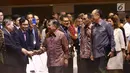 Wakil Presiden RI Jusuf Kalla bersalaman dengan peserta saat tiba menghadiri Dialog Tingkat Tinggi tentang Pembiayaan dan Asuransi Risiko Bencana selama acara IMF-World Bank Group 2018, Bali, Rabu (10/10). (Liputan6.com/Angga Yuniar)