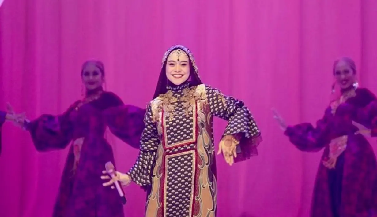 Lesti Kejora tampil begitu menawan pakai lehenga, baju khas India dengan corak berbeda. (Instagram/heavenlight).