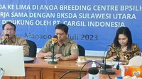 Kepala BKSDA Sulut Askhari Dg Masikki saat menjelaskan terkait upaya pelestarian satwa langka di Anoa Breeding Center (ABC) Manado, Senin (17/7/2023). (Foto: Yoseph Ikanubun/Liputan6.com)