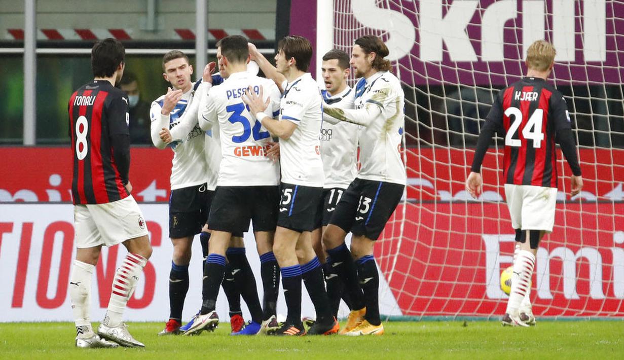 Para pemain Atalanta merayakan gol yang dicetak oleh Josip Ilicic ke gawang AC Milan pada laga Liga Italia di Stadion San Siro, Sabtu (23/1/2021). AC Milan takluk dengan skor 0-3. (AP/Antonio Calanni)