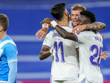 Gelandang Real Madrid Toni Kroos merayakan gol yang dicetaknya ke gawang Rayo Vallecano pada pekan ke-13 Liga Spanyol 2021/22 di Santiago Bernabeu, Minggu (7/11/2021) dini hari WIB. Real Madrid berhasil mengantongi tiga poin setelah menekuk Rayo Vallecano 2-1. (AP Photo/Manu Fernandez)