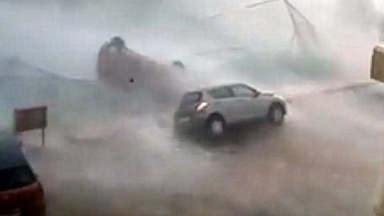 Topan Vardah di Chennai, India