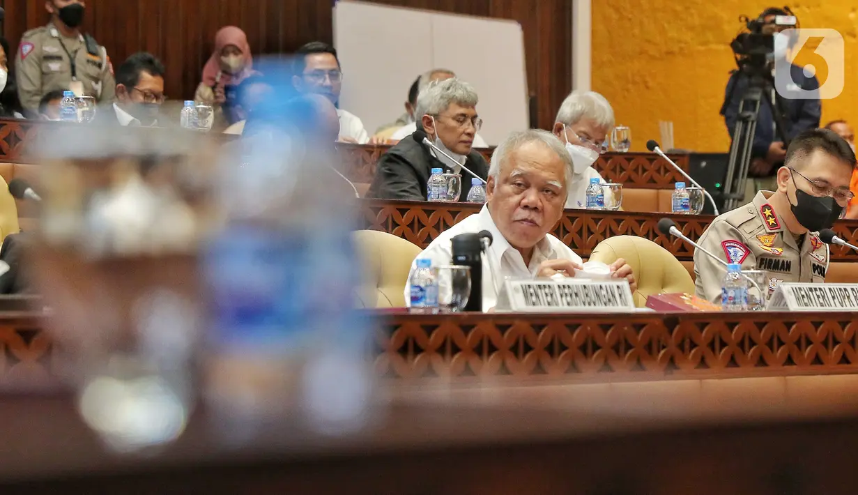 Menteri PUPR Basuki Hadimuljono dan Kakorlantas Polri Irjen Pol Firman Shantyabudi mengikuti rapat kerja dengan Komisi V DPR di Kompleks Parlemen, Senayan, Jakarta, Selasa (13/12/2022). Rapat tesebut membahas kesiapan infrastruktur dan transportasi terkait Libur Natal 2022 dan Tahun Baru 2023. (Liputan6.com/Angga Yuniar)