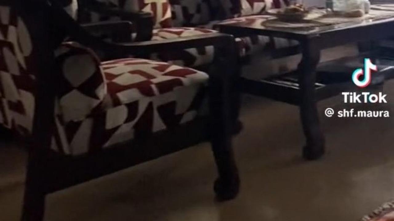 Kini tak ada lagi yang tiduran di kursi sambil memainkan ponselnya.