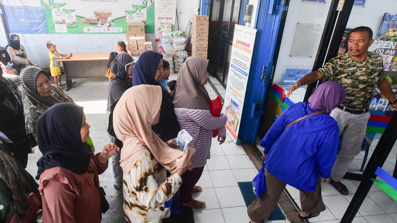 Antrean warga cairkan KJP di Duri Kosambi