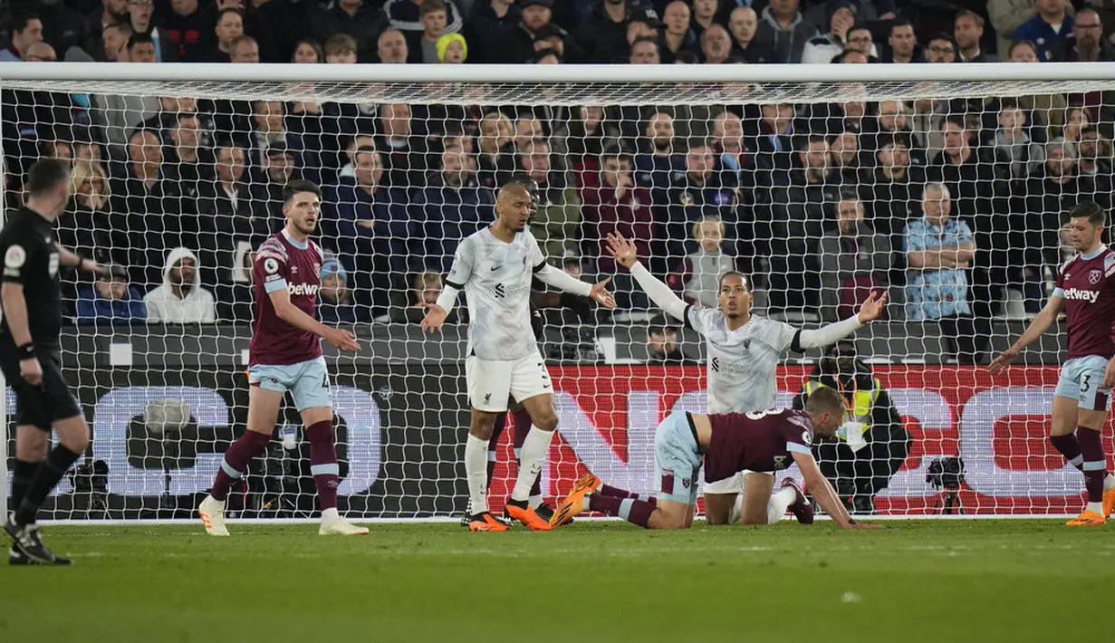 <p>Kemenangan ini menjadi kemenangan ketiga beruntun The Reds sekaligus membawa mereka naik dari posisi ketujuh ke posisi keenam klasemen dengan 53 poin, menggeser Tottenham Hotspur yang mengoleksi poin yang sama tetapi kalah selisih gol. (AP Photo/Alastair Grant)</p>