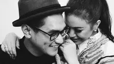 Penyanyi Rossa tertawa sambil memeluk Afgansyah Reza. Kedekatan Rossa dan Afgan membuat penggemar penasaran. Meski belum pernah membuat pengakuan soal status hubungannya, namun tak sedikit yang menilai keduanya sudah berpacaran. (Instagram/@afros279)