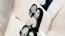 Rumor yang paling terbaru yakni foto Kylie Jenner tengah mencium pipi Tyga dengan mesra di photobooth. Foto bernuansa hitam putih tersebut sungguh menyita perhatian netizen. (snapchats/Bintang.com)