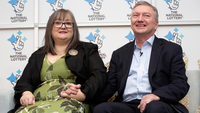 Frances dan Patrick Connolly saat pengumuman pemenang lotere EuroMillions hari tahun baru di Belfast, Irlandia Utara, Jumat (4/1). Pasangan itu meraih hadiah lotere terbesar dalam sejarah Inggris Raya senilai 115 juta poundsterling (Paul FAITH/AFP)