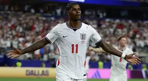 Penyerang Inggris #11, Marcus Rashford, merayakan setelah mencetak gol pada pertandingan Grup L Piala Dunia 2026 antara Inggris dan Kroasia di Stadion Dallas di Arlington pada 18 Juni 2026. (Aric Becker/AFP)
