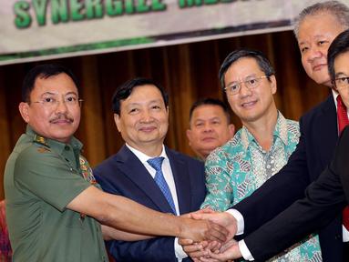 Kepala RSPAD Gatot Soebroto, dr Terawan Agus Putranto (kiri) berjabat tangan seusai menandatangani perjanjian atau nota kesepahaman kerjasama antara RSPAD Gatot Soebroto dengan PT Clinique Suisse di Jakarta, Senin (12/11). (Liputan6.com/Johan Tallo)