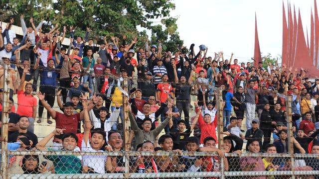 Suporter Semen Padang saat mendukung timnya di Liga 2