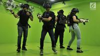 Pengunjung saat bermain Sandbox VR Experience di Lotte Shopping Avenue, Jakarta, Rabu (6/3). Permainan ini memungkinkan para pemain berinteraksi dengan objek imajinasi dalam suasana tiga dimensi secara nyata. (merdeka.com/Iqbal S. Nugroho)