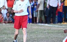 Momen Seru Jokowi Main Bola Bareng Anak-Anak Papua di Lapangan Sorido, Cetak Satu Gol Lalu Kebobolan