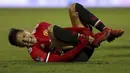Alexis Sanchez jatuh kesakitan saat berebut bola dengan pemain Yeovil Town pada babak keempat Piala FA di Huish Park, Yeovil, (26/1/ 2018). Setan Merah menang 4-0. (Nick Potts/PA via AP)
