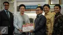 Ketua Umum PKB, Muhaimin Iskandar (keempat kanan) menerima naskah usul dari Wakil Ketua DPD RI GKR Hemas (kedua kiri) di Kantor DPP PKB, Jakarta, Rabu (28/9). (Liputan6.com/Faizal Fanani)
