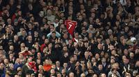 Ada momen menyejukkan saat Liverpool menjamu Manchester United di Anfield. Pendukung Liverpool atau yang sering dijuluki para Kopites memberikan dukungan untuk mega bintang MU, Cristiano Ronaldo yang sedang berduka karena kehilangan bayi laki-lakinya. (AP/Jon Super)