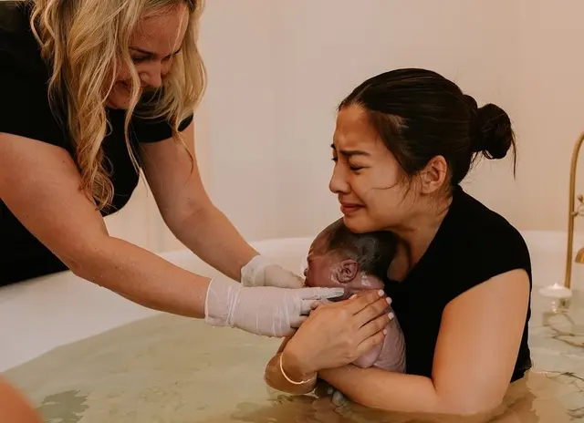 6 Artis ini melahirkan dengan metode water birth, Nikita Willy jalani persalinan di USA