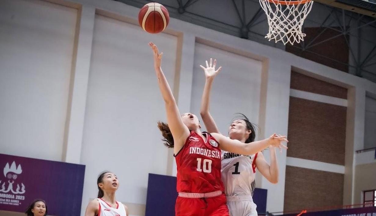 Sebelum mengalahkan Singapura, Timnas Bola Basket Putri Indonesia lebih dulu membekuk Vietnam 67-62, Thailand 70-69, Malaysia 85-57, Filipina 89-68, dan Kamboja 100-54. (Dok: CdM Indonesia SG / Evan Andraws)