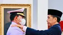 Presiden Joko Widodo atau Jokowi (kanan) memasangkan pangkat ke pundak Panglima TNI Laksamana TNI Yudo Margono saat acara pelantikan di Istana Negara, Jakarta, Senin (19/12/2022). Presiden Jokowi melantik Laksamana TNI Yudo Margono sebagai Panglima TNI menggantikan Jenderal TNI Andika Perkasa. (Foto: Laily Rachev - Biro Pers Sekretariat Presiden)