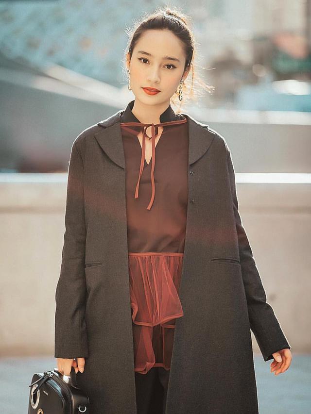 [Bintang] Biar Musim Hujan, Outer Andalan Tatjana Saphira Ini Bikin Kamu Tetap Keren