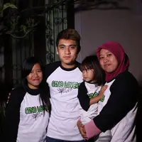 Giorgino Abraham, di balik parasnya yang tampan ternyata juga memiliki sifat yang ramah. Terbukti saat dirinya menyambut kedatangan fans di lokasi syuting meskipun kala itu Gino tengah sibuk berakting. (Bambang E. Ros/Bintang.com)