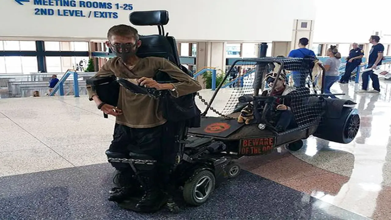 Ben Capenter yang membuat kursi roda cosplay dari film Mad Max. (Bored Panda)