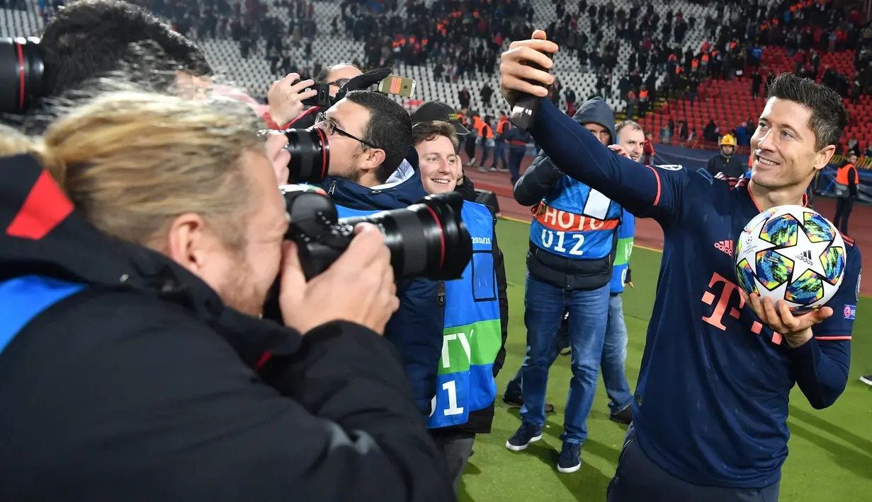 15 Gol. Pada musim 2019/2020, striker Bayern Munchen Robert Lewandowski juga mencetak 15 gol dari 10 laga hingga babak final dan menjadi juara usai mengalahkan PSG 1-0 (23/8/2020). Ketajamannya dibuktikan dengan torehan 1 kali quattrick saat mengalahkan Red Star Belgrade 6-0 di matchday ke-5 fase Grup B (26/11/2019). (AFP/Andrej Isakovic)