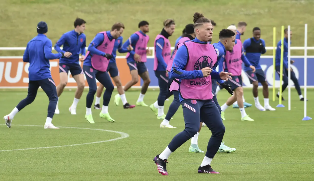 Gelandang Inggris, Kalvin Phillips melakukan peregangan selama sesi latihan di St George's Park, Burton upon Trent, Inggris, Senin (28/6/2021). Inggris akan bertanding melawan Jerman pada babak 16 besar Euro 2021 di Stadion Wembley. (AP Photo/Rui Vieira)