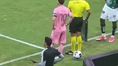 Lionel Messi mendapat sambutan meriah saat kembali memperkuat Inter Miami. Kehadiran megabintang asal Argentina itu langsung disambut antusias oleh para suporter yang memenuhi stadion.