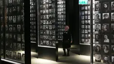 Pengunjung melihat  foto pada pameran di Museum Perang Dunia II, di Gdansk, Polandia, (23/1). Setelah sembilan tahun akhirnya museum ini dibuka setelah kondisi politik di Polandia tidak menentu.  (AP/Czarek Sokolowski)
