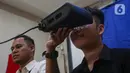 Siswa  mengikuti perekaman data identitas retina mata saat perekaman KTP elektronik di SMAN 37 Jakarta, Tebet, Jakarta Selatan, Senin (6/5/2024). (Liputan6.com/Angga Yuniar)
