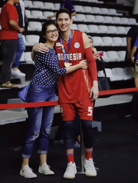 Mendukung keberhasilan sang kekasih, sering terlihat Mikha hadir saat Wenas melakukan pertandingan.  Tentunya, hal ini merupakan bentuk penyemangat Mikha untuk Wenas. (Instagram/miktambayong)