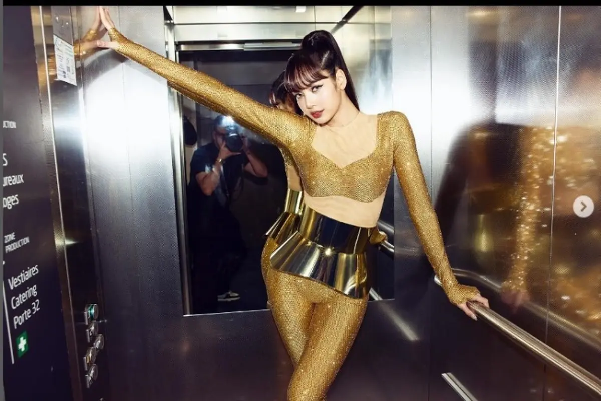 Lisa BLACKPINK Tampil dengan Gaun Kuning Emas di Prancis Disebut Boneka Piala Oscar.  foto: Instagram @lalalalisa_m