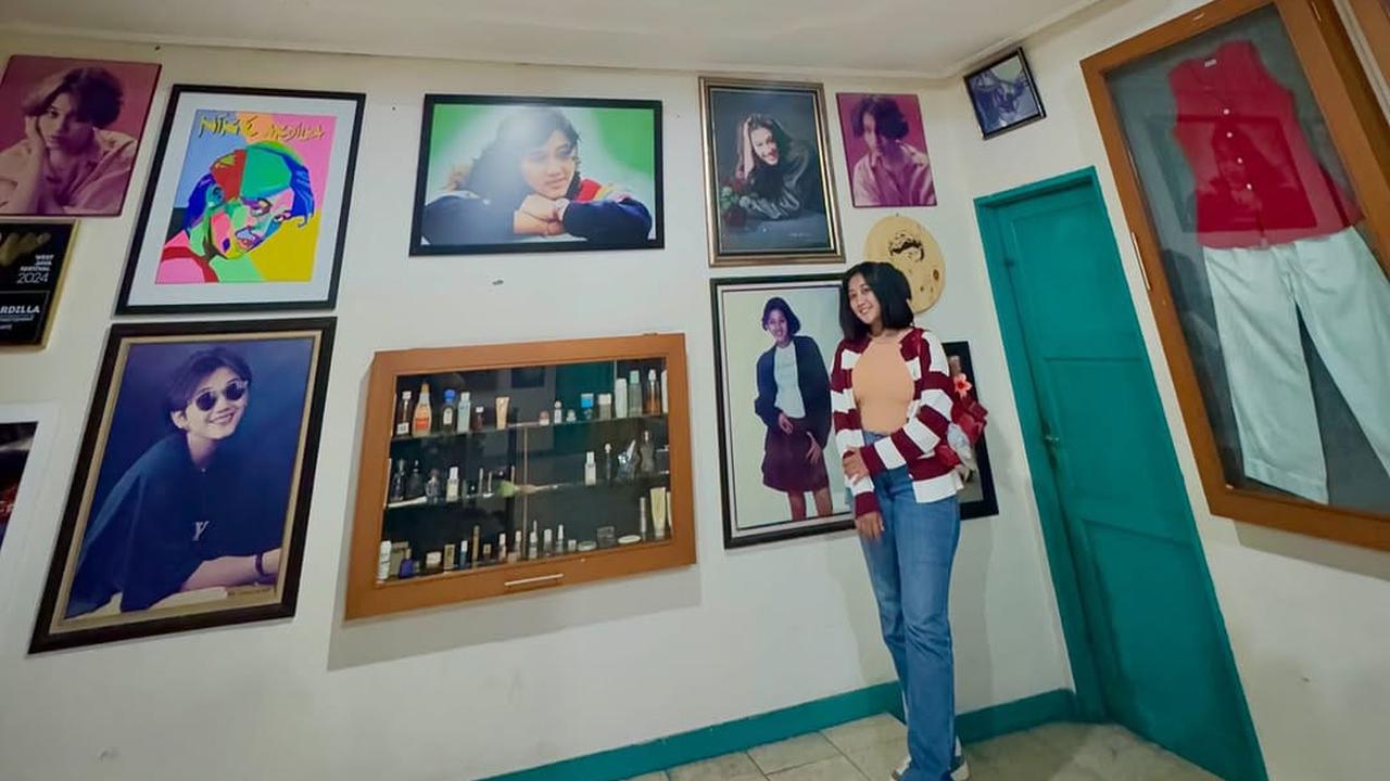 Potret Nita Gunawan Kunjungi Museum Nike Ardilla, Bikin Netizen Kaget Karena Disebut Mirip
