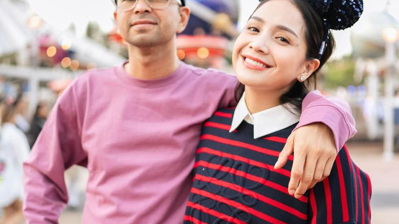Disneyland Hongkong Jadi Saksi Keromantisan Raffi Ahmad dan Nagita Slavina