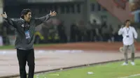 Pelatih PSMS, Stefano Cugurra memberi arahan pada timnya saat laga pertama semifinal Piala Presiden 2018 melawan PSMS di Stadion Manahan, Solo, Jawa Tengah, Sabtu (10/2). Persija menang 4-1. (Liputan6.com/Helmi Fithriansyah)