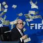 Sepp Blatter Dihujani Uang (AFP)