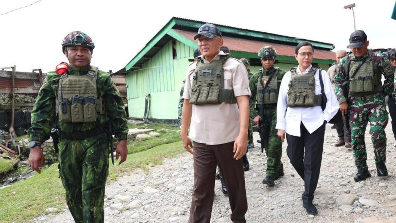 9 Polwan Bersenjata Lengkap Siaga Penuh Jaga Sri Mulyani di Daerah Rawan Konflik Nduga Papua
