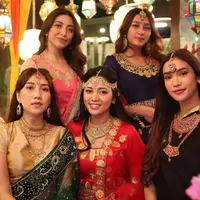 Momen buka bersama tak melulu soal pamer pencapaian dan kesuksesan, bisa juga dibuat sebagai ajang seru-seruan. (Instagram @adeleeta)