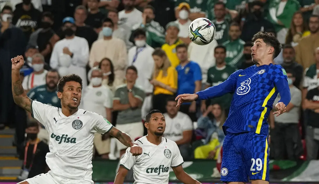 Pemain Chelsea Kai Havertz (kanan) mengontrol bola melewati pemain Palmeiras Marcos Rocha (kiri) dan Rony pada pertandingan sepak bola final Piala Dunia Antarklub di Stadion Mohammed Bin Zayed, Abu Dhabi, Uni Emirat Arab, 12 Februari 2022. Chelsea menang 2-1. (AP Photo/Hassan Ammar)
