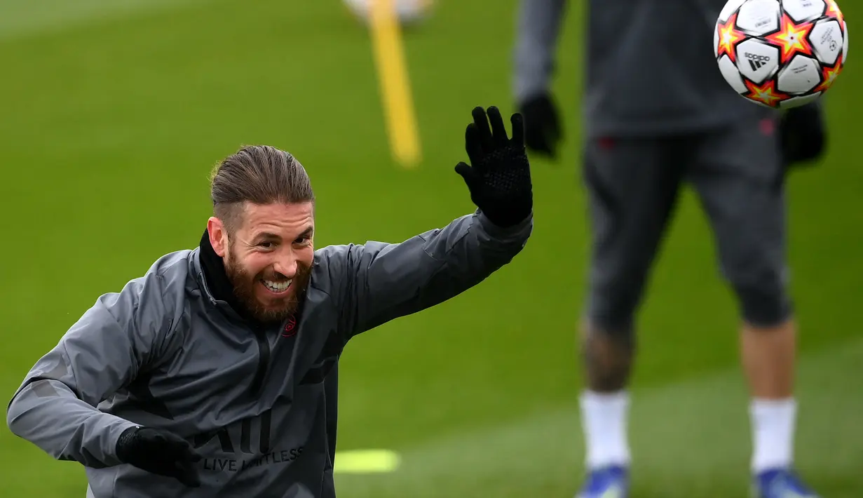 Bek Paris Saint-Germain (PSG) Sergio Ramos bermain dengan bola selama sesi latihan di tempat latihan klub Camp des Loges di Saint-Germain-en-Laye, Senin (6/12/2021). PSG akan melawan Club Brugge pada matchday terakhir fase grup Liga Champions, Rabu (8/12) dini hari WIB. (FRANCK FIFE/AFP)