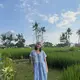 . Berpose di tengah hamparan sawah hijau dengan langit cerah sebagai latar belakang, aktris sekaligus penyanyi muda itu menunjukkan bahwa gaya sederhana tetap bisa terlihat modis dan menawan. [@tissabiani]