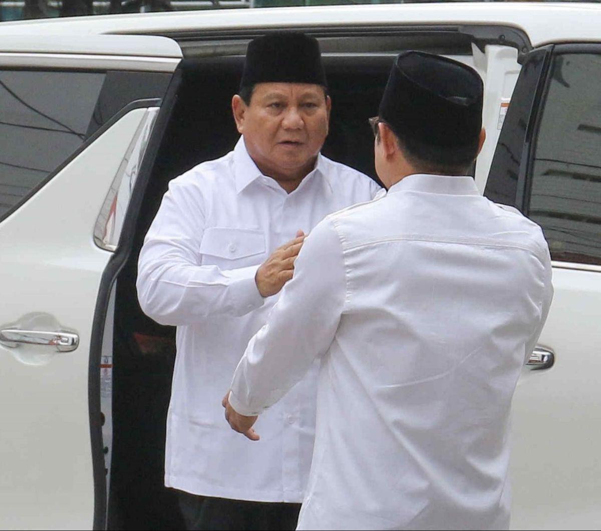 Presiden terpilih periode 2024 hingga 2029 Prabowo Subianto menyambangi kantor DPP PKB, Jakarta, Rabu (24/4/2024). Kedatangan Prabowo usai ditetapkan sebagai presiden terpilih langsung disambut hangat oleh Ketua Umum PKB Muhaimin Iskandar. Foto: Liputan6.