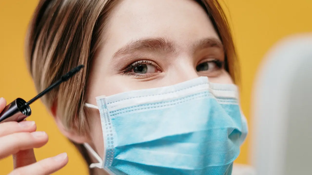 4 Ide Makeup Mata yang Menawan di Balik Masker