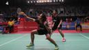 Aksi Gischa Islami kontra Debby Susanto dan Ricky Karanda pada babak kedua Daihatsu Indonesia Master 2018 di Istora Senayan, Kamis (25/1/2018). Debby/Ricky kalah 21-15 10-21 21-14. (Bola.com/Nick Hanoatubun)