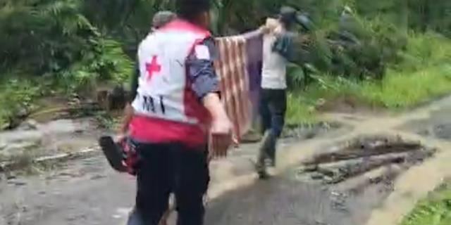 Banjir Sukabumi, Lansia Sakit Ditandu Sarung Sejauh 2 Km Lewati Jalan Longsor dan Licin