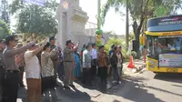 Pemkab Sidoarjo menggelar mudik gratis. (Liputan6.com/Dian Kurniawan)