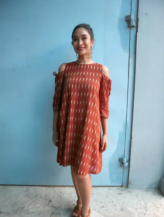 "Dari dulu saya pengen kalau punya anak dan suami, tidak (tinggal) di kota besar banget. Saya dan suami memang memilih tinggal di Bali karena ingin tinggal di kota kecil supaya dekat dengan alam," kata Happy Salma. (Nurwahyunan/Bintang.com)